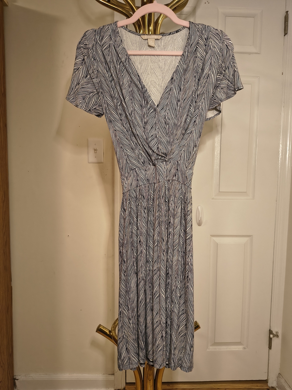 Banana Republic Black and White Printed V-Neck Midi Dress Medium
